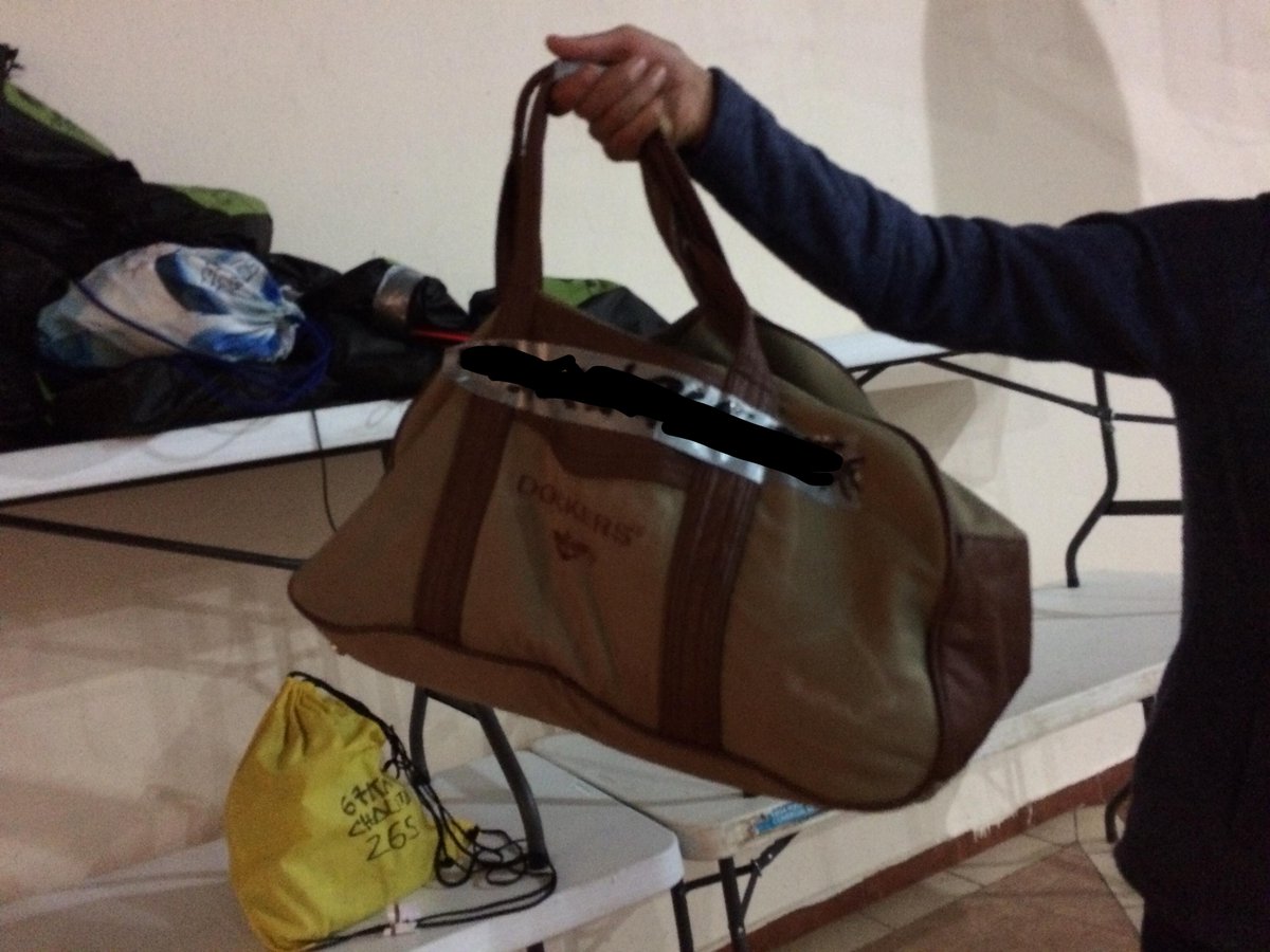 utmex's tweet image. Un corredor no se decidía entre ir al club o al #UTMEX15, así que se llevó la maleta del club y la dejó como drop-bag