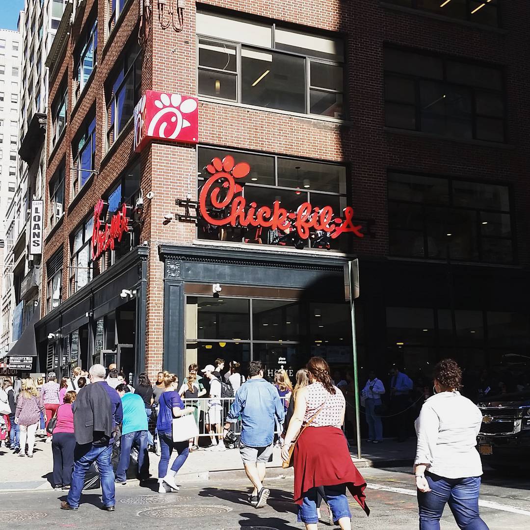 yinw914's tweet photo. I made it out alive! Line wasn't too bad because of the super fast service. @ChickfilANYC #cfanyc #lunch #soworthit http://t.co/WKIDG5JYAn