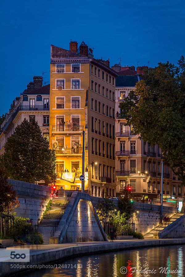 Fresque des Lyonnais ... - covergap.com/fresque-des-ly… #BergesDeSaône #CoursDeau #FresqueDesLyonnais #LYON #Quai