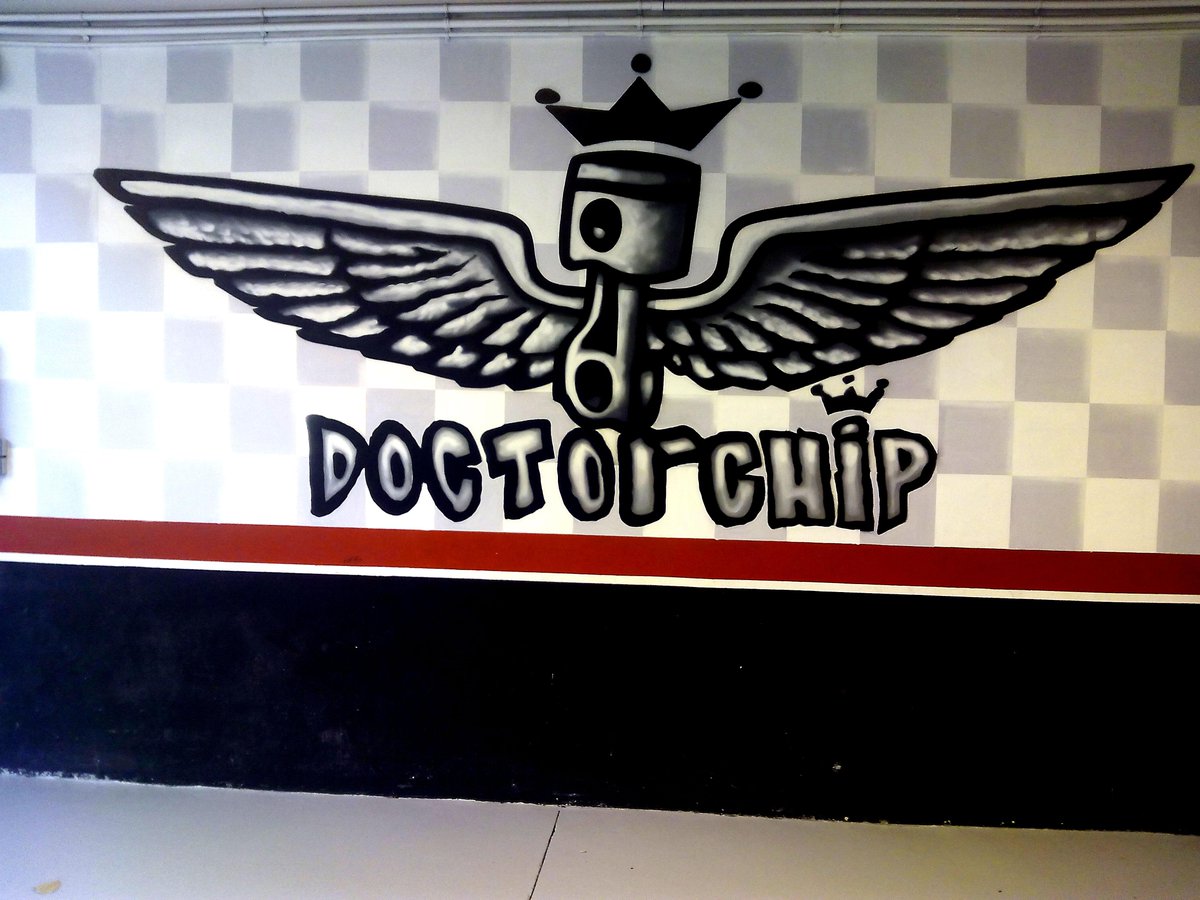 Berokone's tweet photo. Decoración mural de logo de #Doctorchip en taller de Terrassa. http://t.co/Ml9vLkZ7rt