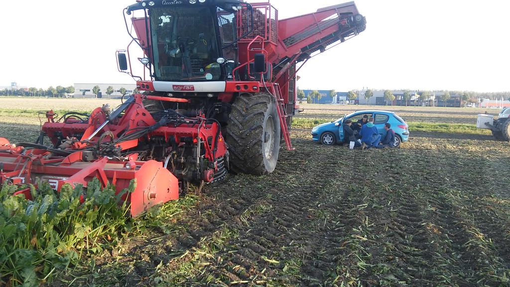Leerlingen @GHEmmeloord rooien bieten #kavelrandweg met rooier <a href="/Aeres_Dronten/">Aeres Farms</a>