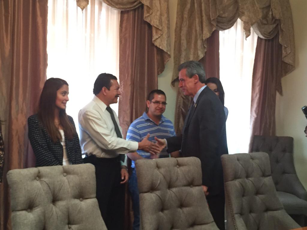 municipio_leon's tweet photo. El presidente municipal @hlsantillana, recorre distintas dependencias de Presidencia Municipal. http://t.co/fZIoDlqQtS