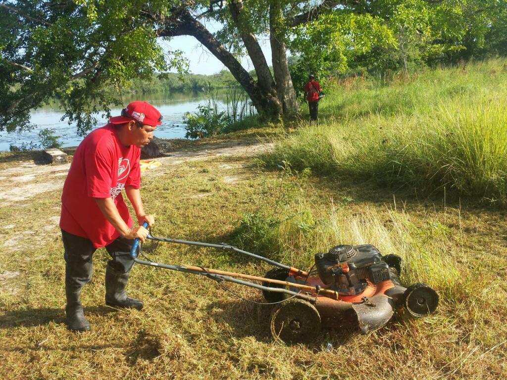ProgramasRBA's tweet photo. En estos momentos #BrigadasDelBienestar limpian y podan áreas verdes de la Laguna en Subteniente López. @betoborge http://t.co/Ck0WZ7C22V