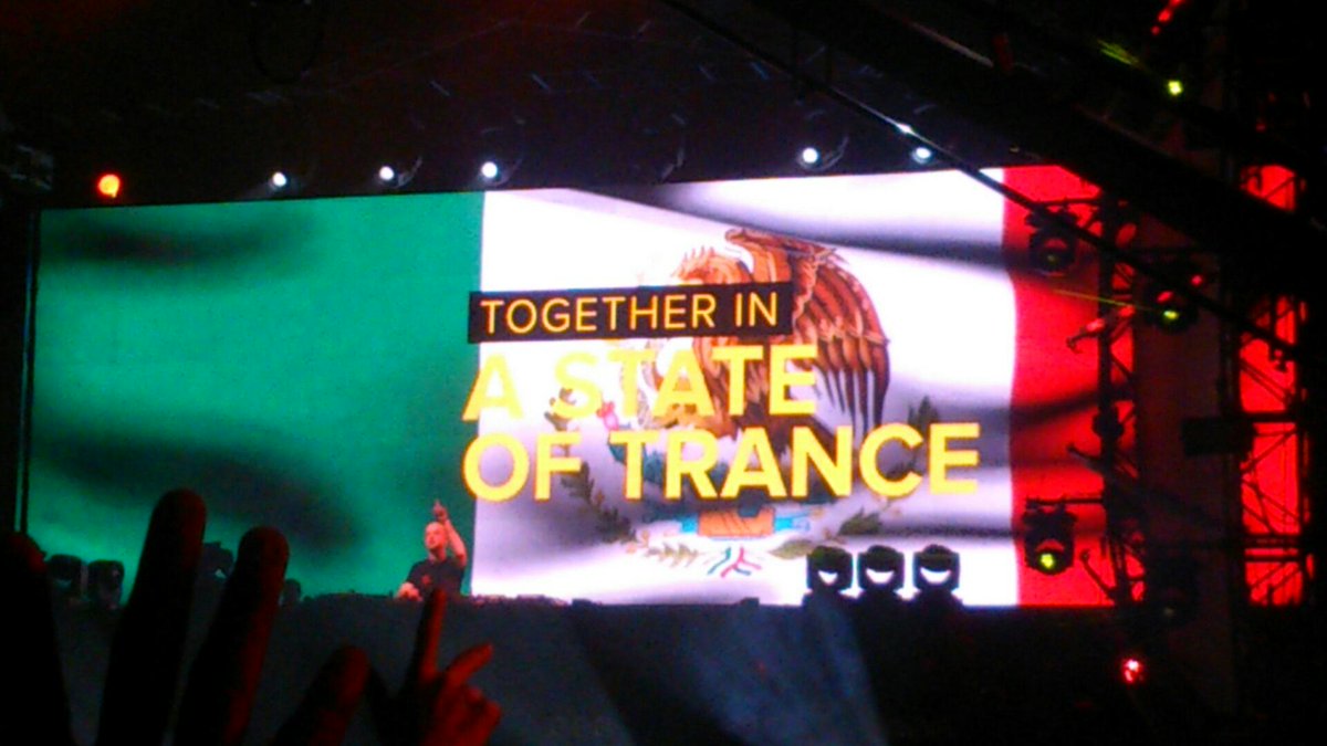 ArelyFollowill's tweet photo. Un momento memorable en #ASOT700MEX con #JohnO'Callaghan :') 💙 http://t.co/yQiQRq4FbW