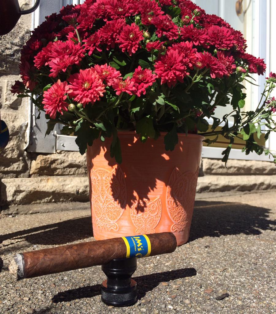 TimMc71's tweet photo. Nice way to "Ease into October" with a sunny fall day and a @JMTobacco Nicaragua #fallfan #jmcigars http://t.co/K2Tvz17USx