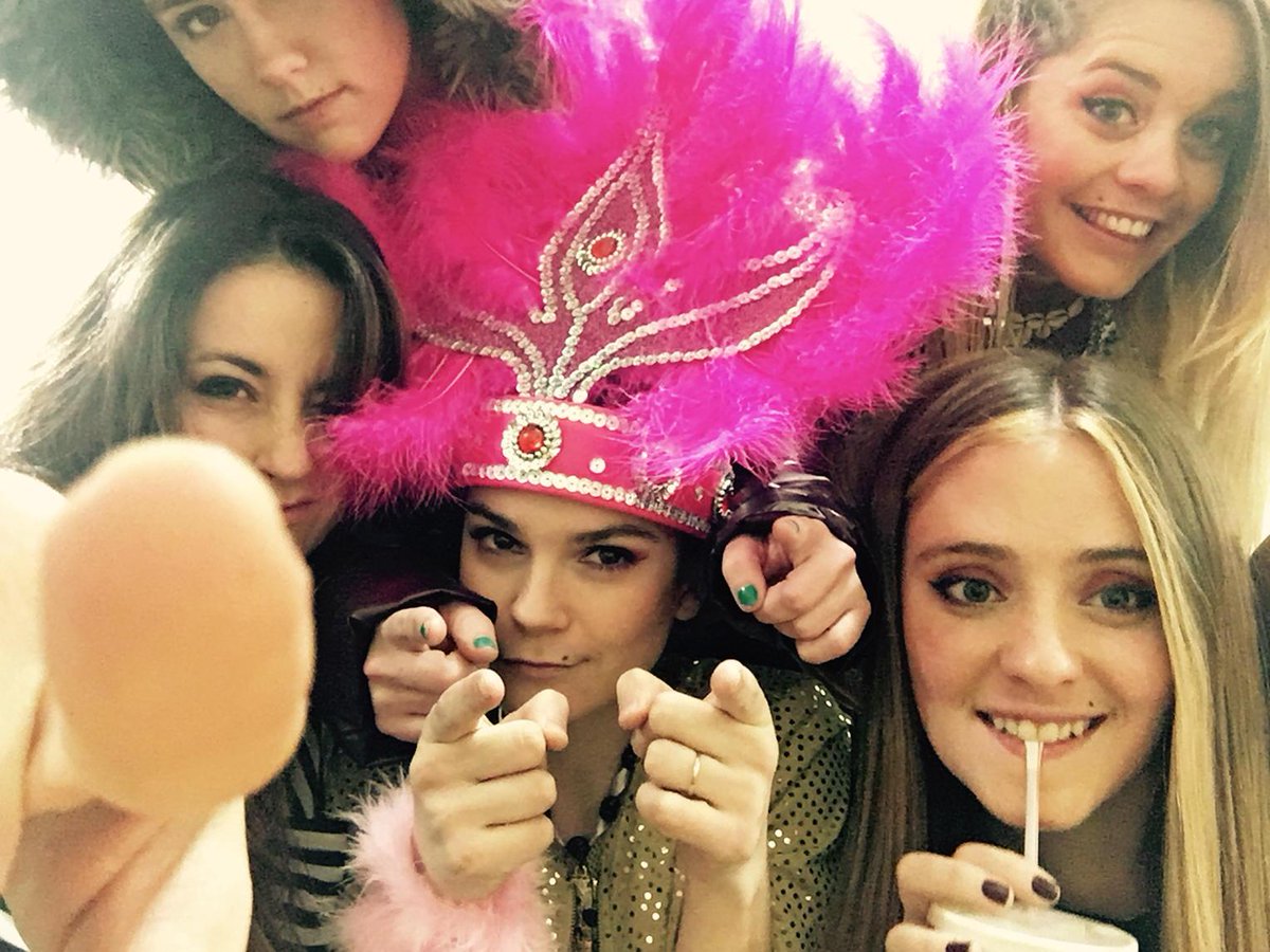 merysolari's tweet photo. Para ustedes @andykusnetzoff @SofiaCalamita @perroscalle las Pipis de despedida en Disney #rochi #mery #delfi #cata http://t.co/i4EZki7kGD
