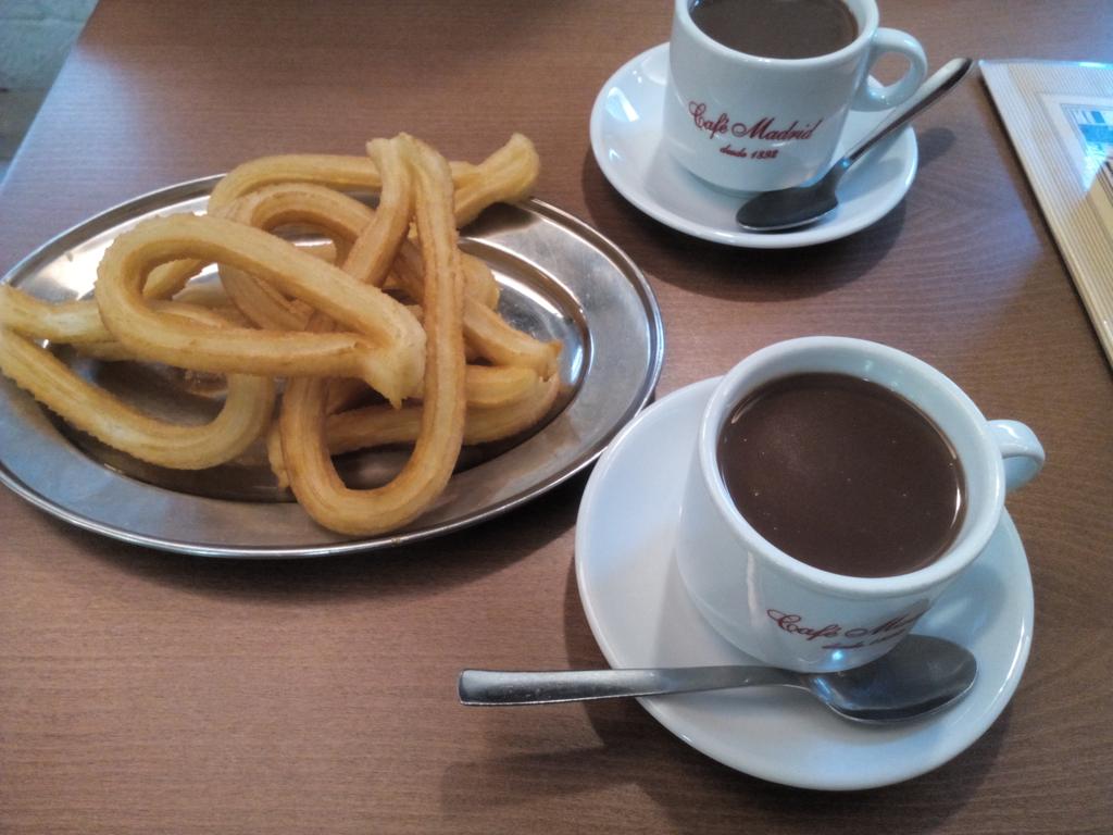 ManuelLafont's tweet photo. Chocolate y churritos con @mariamy_11 http://t.co/M6JMEes4r1