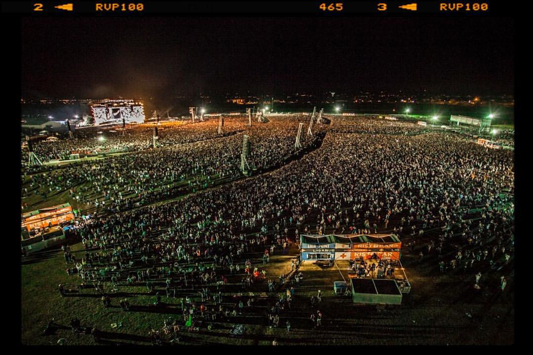 ligabue's tweet photo. "Formate un pubblico meraviglioso.Talmente meraviglioso che è veramente difficile pensare di meritarmelo" #campovolo http://t.co/30DwdA4hsW