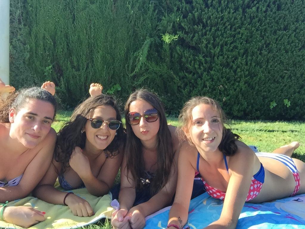 ritalaguerad's tweet photo. Mis niñas guapetonas @MfAzahara @_maaaaaria @juditeeh19 http://t.co/AZ8abW60Gr