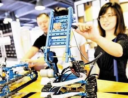 QCnorthernmaker's tweet photo. our new maker bots for our young maker program #starmakers http://t.co/uMr2r7CDxH