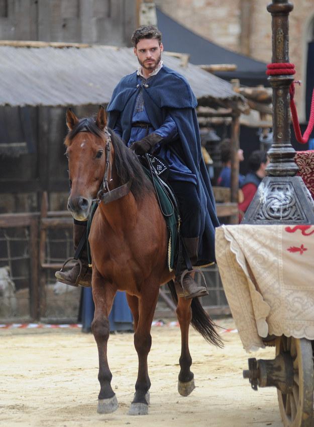BuzzFeedEnt's tweet image. 7 Photos Of Richard Madden Looking Attractive On A Horse buzzfeed.com/whitneyjeffers… via @twitney