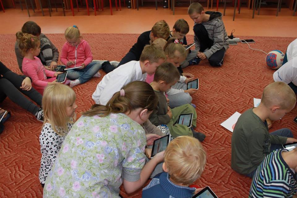 Sylwekza's tweet image. 5 years old programming with #CodingMasters in #ScratchJunior during #codeweek in Skarżysko-Kamienna, Poland #CodeEU