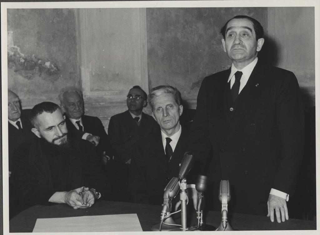 PMF et l'abbé Pierre en 1963. Archives familiales.