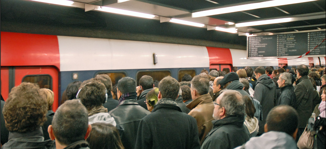 Slatefr's tweet photo. [ARCHIVES] Ligne A, ligne B: qui galère le plus en RER?
http://t.co/18Ohkjrdzk http://t.co/I1VXPj1wjz