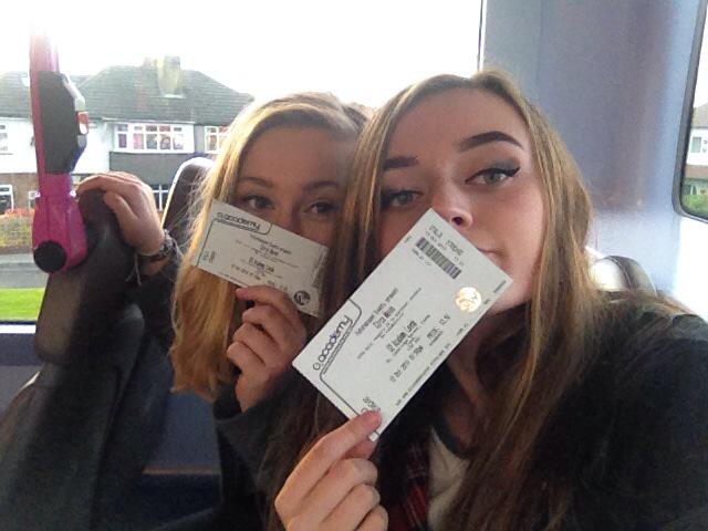 hollypte's tweet photo. @QMagazine @CircaWaves shout me and @beth_mawson out tonight?? x #QWaves http://t.co/cGic1c0hRb