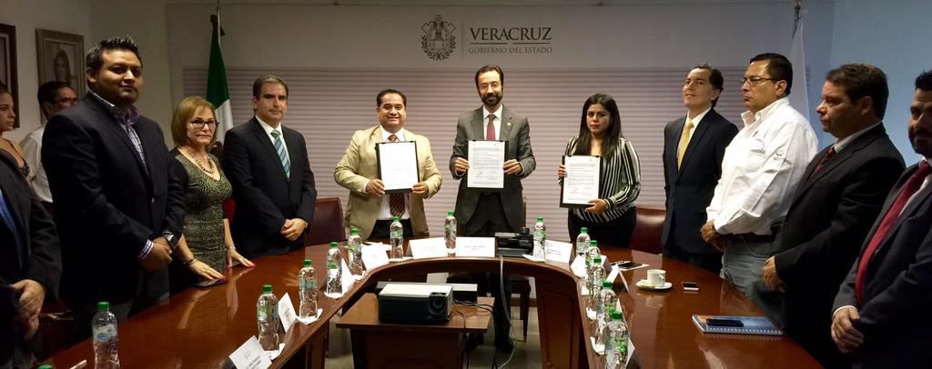 SEDECOPVer's tweet photo. .@erikporres firma convenio de colaboración con @VictorArcosRol, Dir Gral de @ICATVERDG #Xalapa #Veracruz http://t.co/blAYhcRnfK