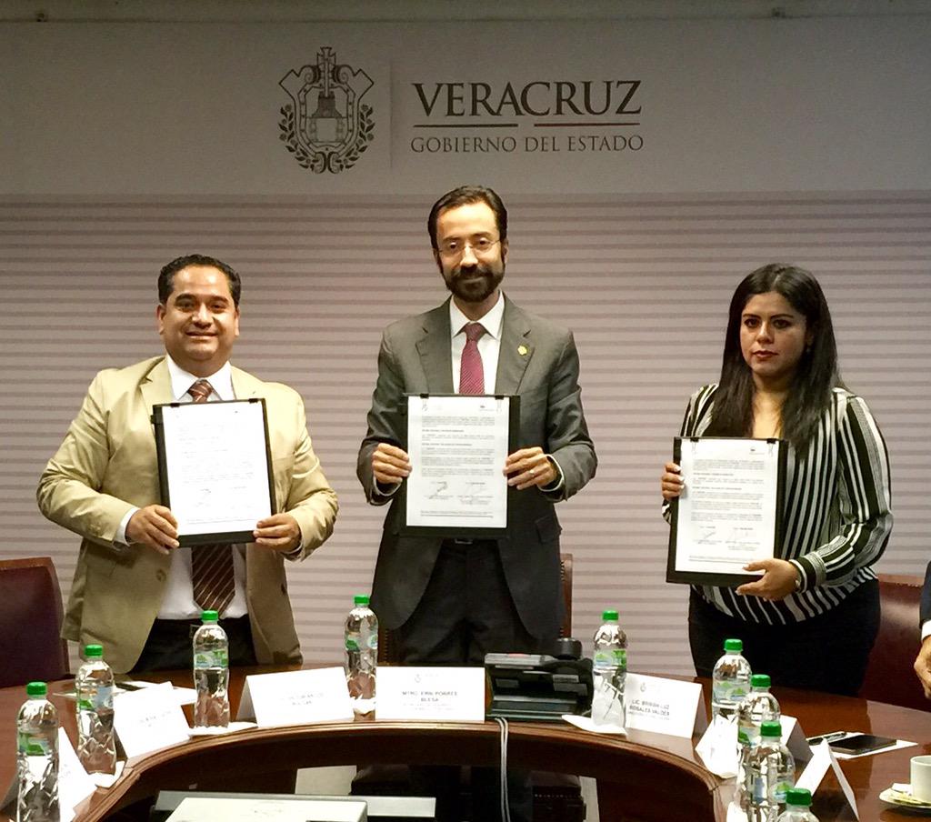 SEDECOPVer's tweet photo. .@erikporres firma convenio de colaboración con @VictorArcosRol, Dir Gral de @ICATVERDG #Xalapa #Veracruz http://t.co/blAYhcRnfK