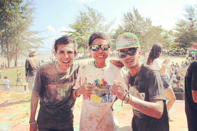 ahmadfauzan_jak's tweet photo. @cosmicclothes again #cosmicfunframe #colourfunrun2015 LMFAO support please my clip https://t.co/GXGylQnDnx http://t.co/9gGdL16tfK