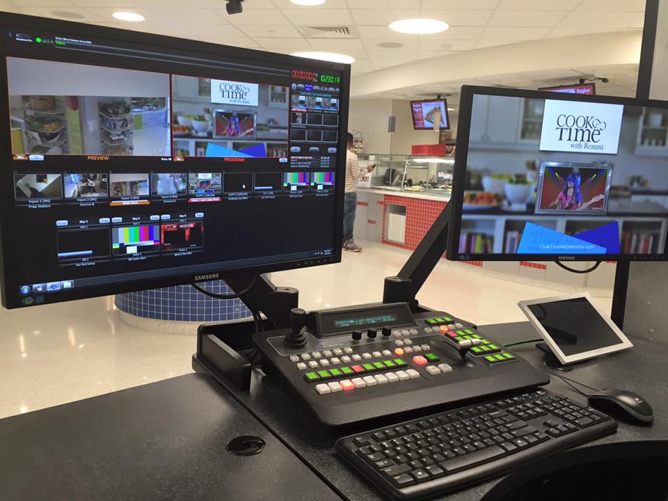 BroadcastPix's tweet image. @BroadcastPix is at Boston's Children's Hospital at #chefsplayground with #cooktimewithremmi