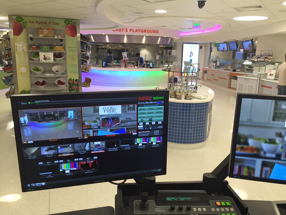 BroadcastPix's tweet image. @BroadcastPix is at Boston's Children's Hospital at #chefsplayground with #cooktimewithremmi