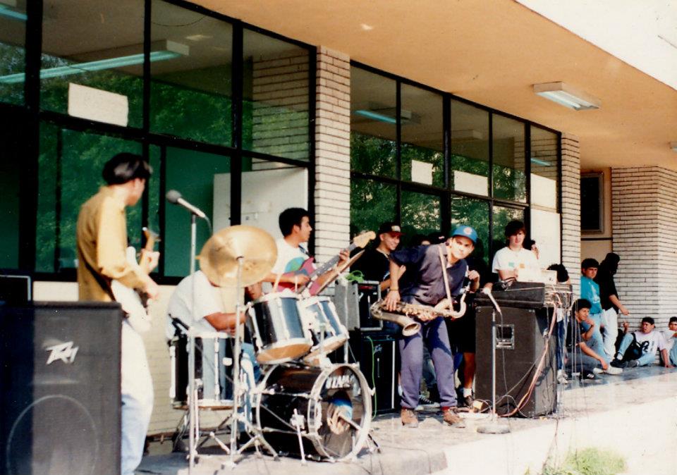 Hoy 12 de Octubre se es el aniversario de Cabrito Vudú, aqui en una de las primeras tocada en Filosofía y Letras.