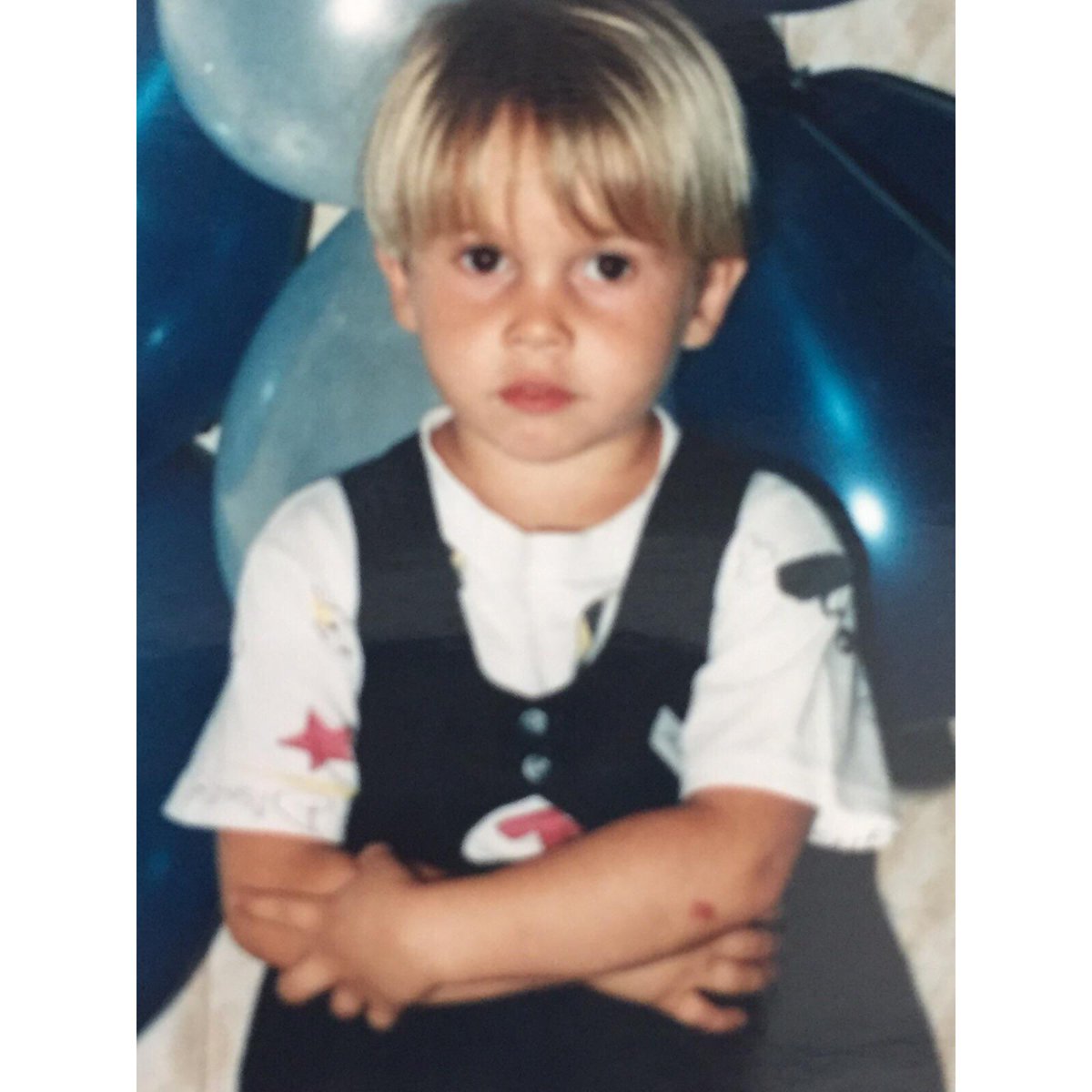 b_10duarte's tweet photo. Feliz dia das crianças! 👶🏻🍫🍬🍦 #FotoRecente 😂 http://t.co/p8YDwmTAyh