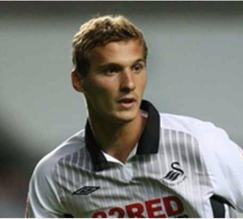 Jack049's tweet photo. @SwansOfficial @leighdineen
On this day in 1987 #BesianIdrizaj was born. Never forgotten.
#RIP #YJB #Swans #40 http://t.co/RvU0W3lkxe