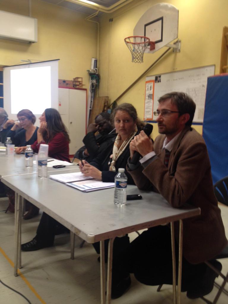Baro75020's tweet photo. #Paris20 Conseil de quartier de #Belleville @HeleneVicq & @JGleizes apportent des infos sur #Gresillon http://t.co/MdFtFigtkC
