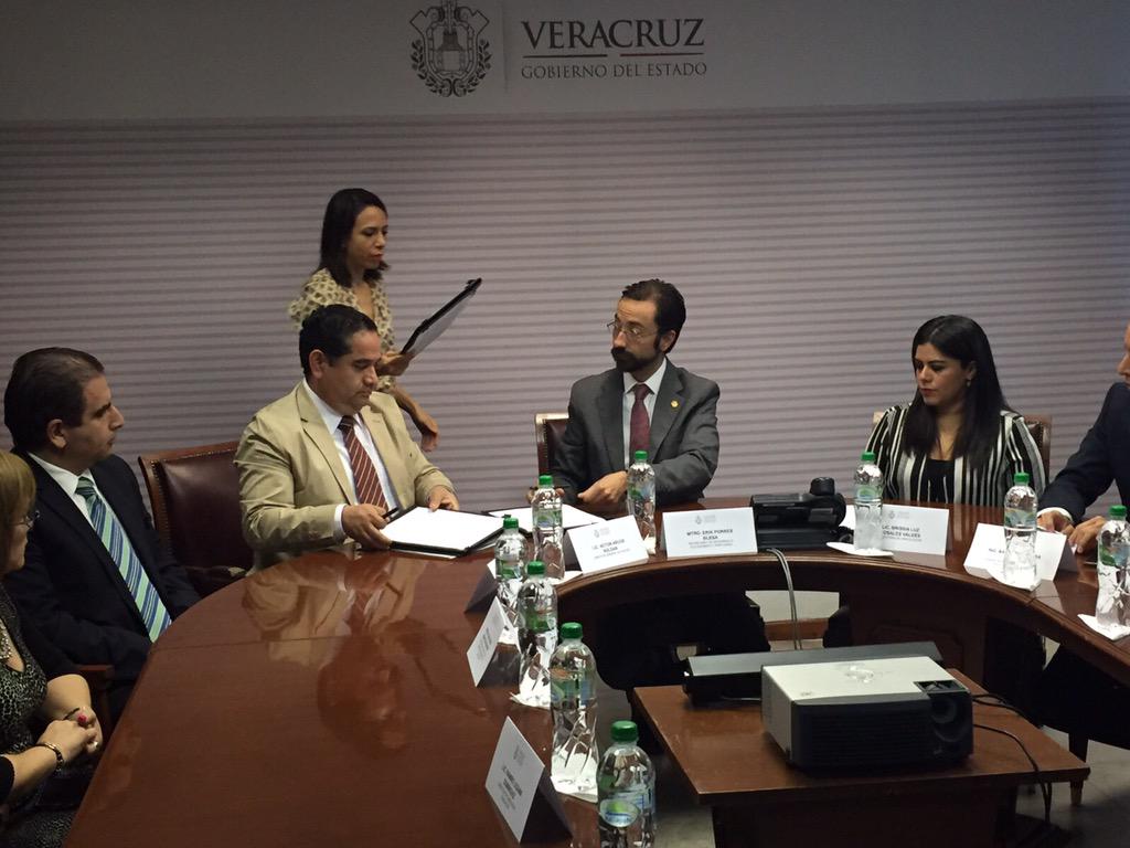 VictorArcosRol's tweet photo. Gran día! Convenio de Colaboración @Javier_Duarte @erikporres @ICATVERDG @SEDECOP #Veracruz #Capacitación #Pymes http://t.co/SFUkML2Urz