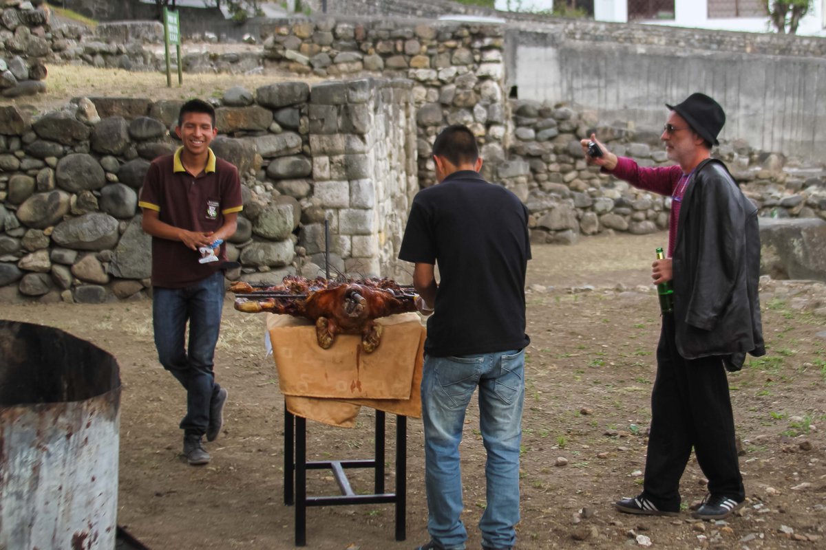 estoestodo_'s tweet photo. #FAAC2015 Santiago Sierra y su acción "Gente comiendo cerdo, 2015" en el Museo del Sitio Manuel Agustín Landívar. http://t.co/MB6yIk2QO2
