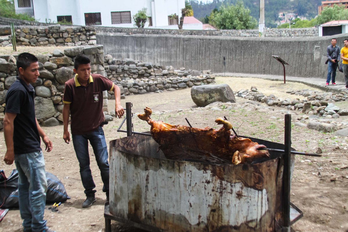 estoestodo_'s tweet photo. #FAAC2015 Santiago Sierra y su acción "Gente comiendo cerdo, 2015" en el Museo del Sitio Manuel Agustín Landívar. http://t.co/MB6yIk2QO2