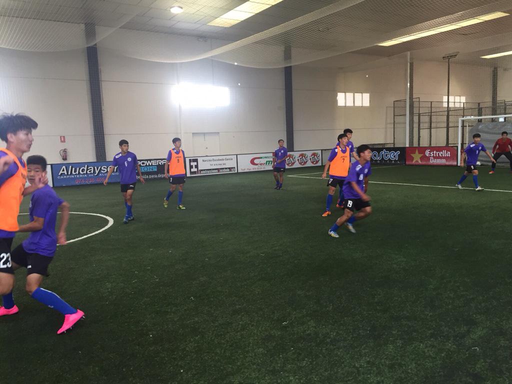 IndoorH's tweet photo. Hoy tuvimos la visita de la asociacion de futbol de Beijing (China). Que nos visitaron gracias a @efsdhuesca http://t.co/w2sUI2UXiY