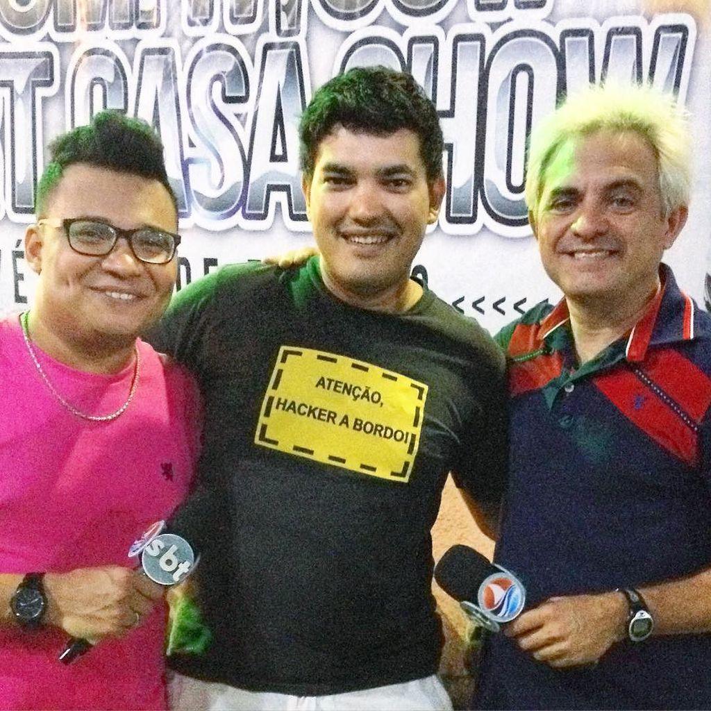 dirrochalanches's tweet photo. Dirrocha Açaí foi conferir os 14 anos da banda Última Hora e olha só quem achamos por lá! @programamais http://t.co/xyIvJks8dJ