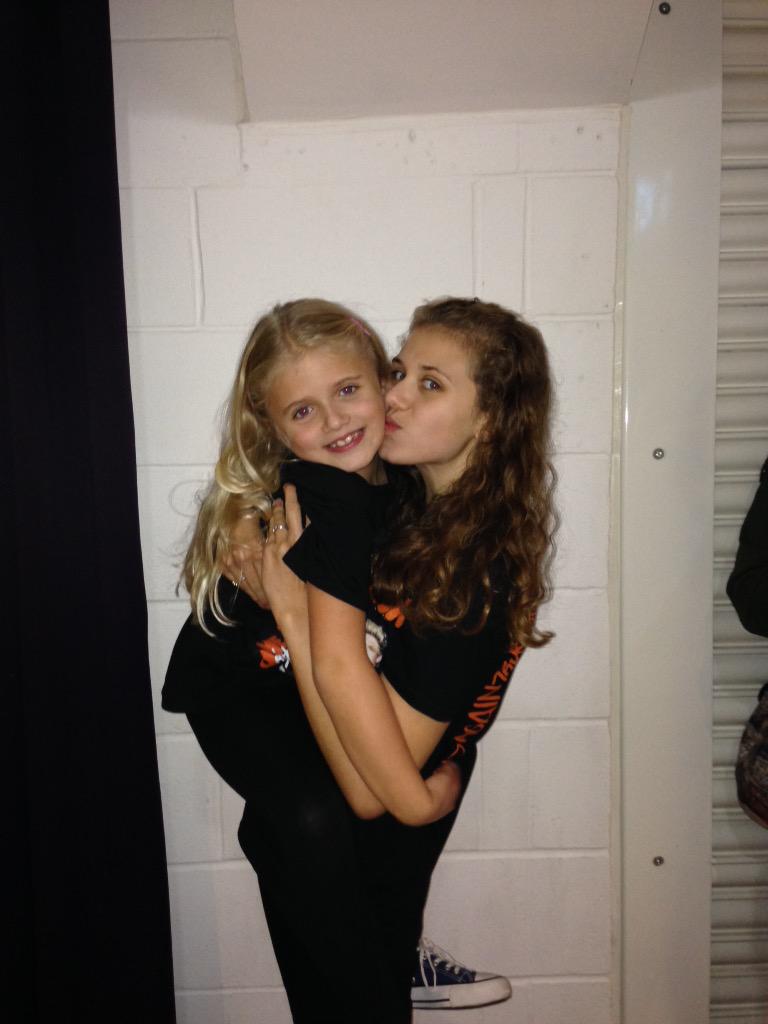 ge0rgia_brown's tweet image. Favourite little girl ever👭 #onedirectiontour