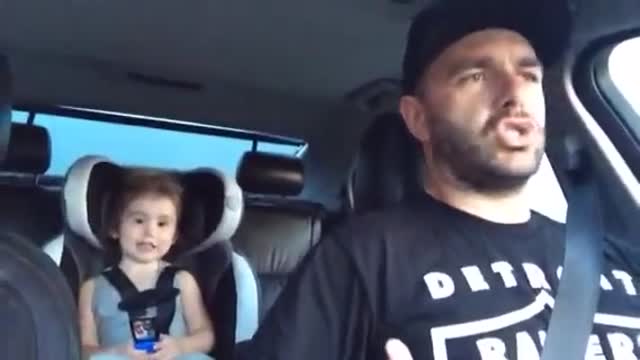 via_break's tweet image. Dad and daughter sing ‘Let it Go’ remix in the car viabreak.com/dad-and-daught… #Babies #Kids #Song #Cover via @via_break