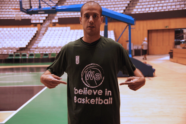 Los aficionados se rinden a <a href="/albertsabat3/">Albert Sàbat</a>: tres frustraciones convertidas en un sueño. solotriplesacb.com/2015/10/los-af…