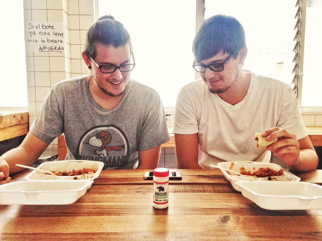 lospebitos's tweet image. Comiendo y divirtiéndonos. Here we come! #DoubleTrouble #FunkThePunk #Businessasusual