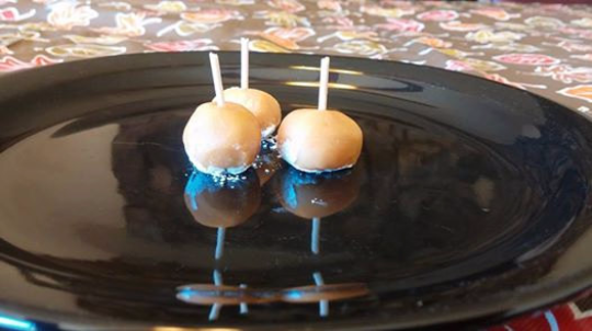 isaacsoneric's tweet image. These miniature chewy treats are what you wish your caramel apples tasted like. etsy.com/listing/208985…
