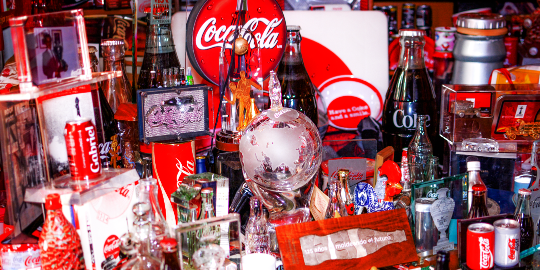 CocaColaMx's tweet photo. Ya vimos la colección de Gabriel Romero pero queremos ver la tuya, comparte tu foto con el hashtag #BotellaCocaCola. http://t.co/uT1iFXGiqQ
