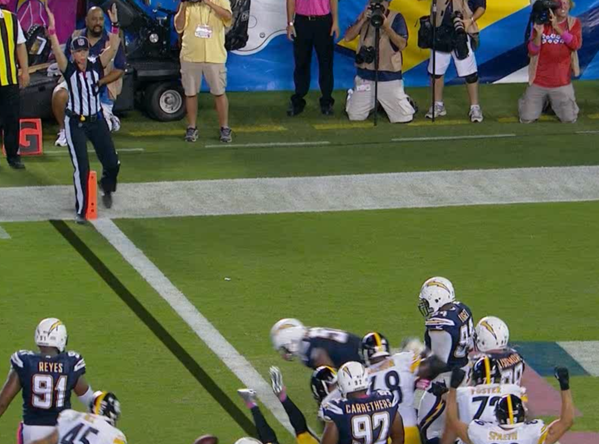 SportsCenter's tweet photo. Sarah Thomas became the 1st female to ever officiate a #MNF game, correctly called a TD on Le'Veon Bell's score. http://t.co/UzLKuFbnQm