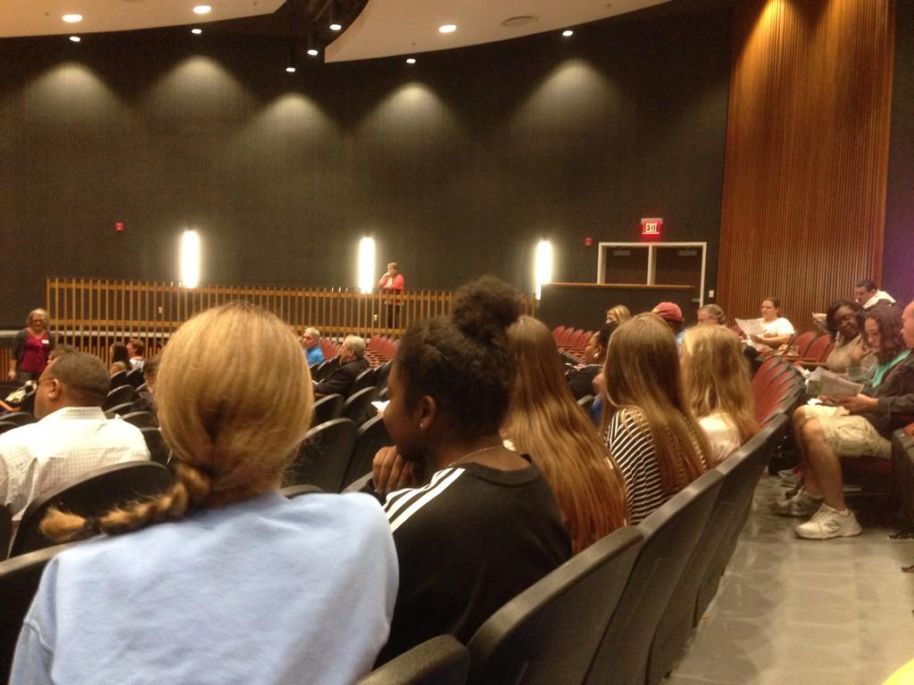 traceyzaval's tweet photo. Met almost 20 students at our School Board Candidate Forum #midlomiddle #earlycivicengagement http://t.co/KMRsy5XKrh