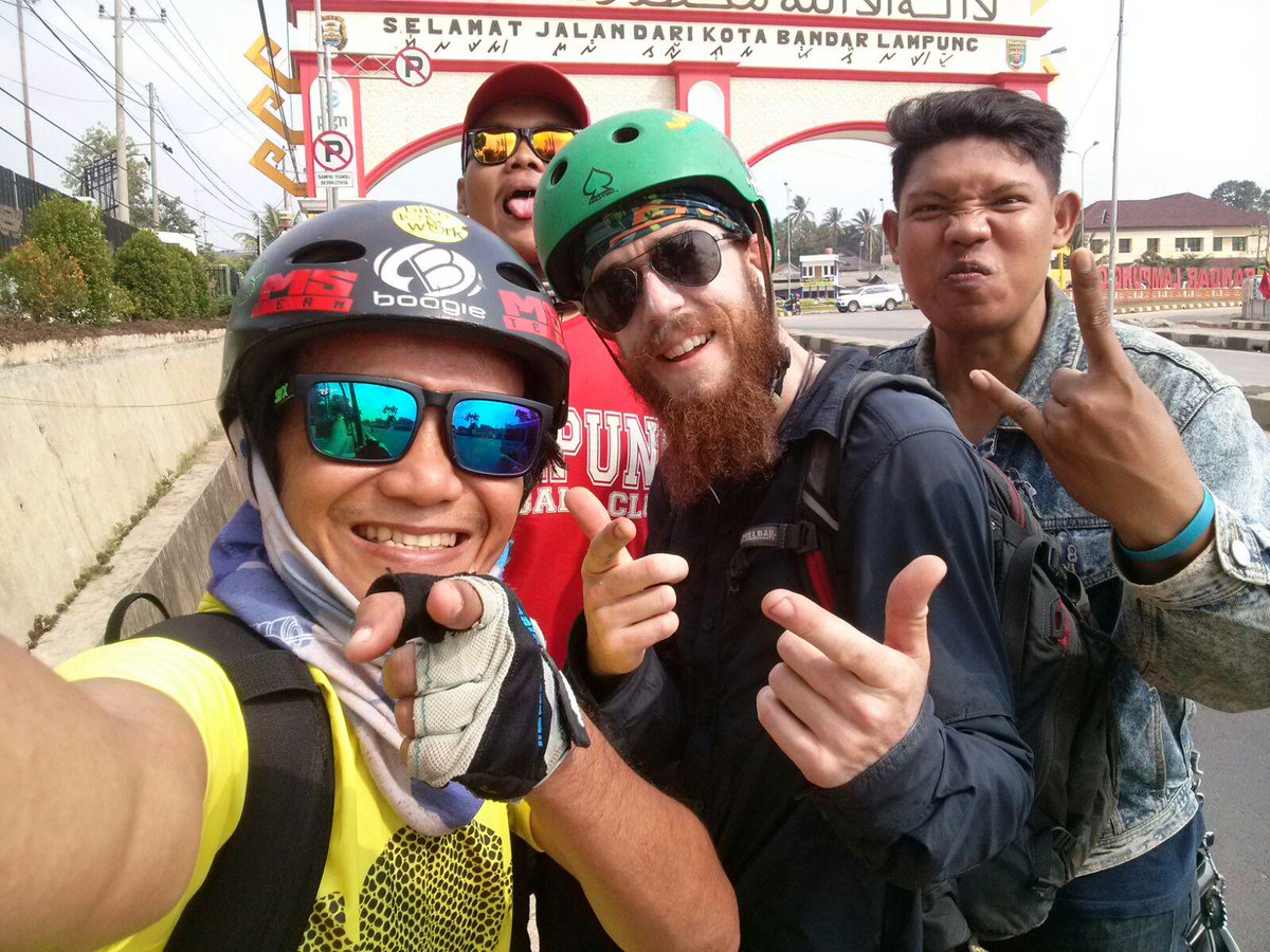 Si Calum MacKintosh ini udh melanjutkn perjalanan ny, kmren mimin sempet nganter sampe perbatasan <a href="/bandarlampung/">LampungDirectory.com</a> aj