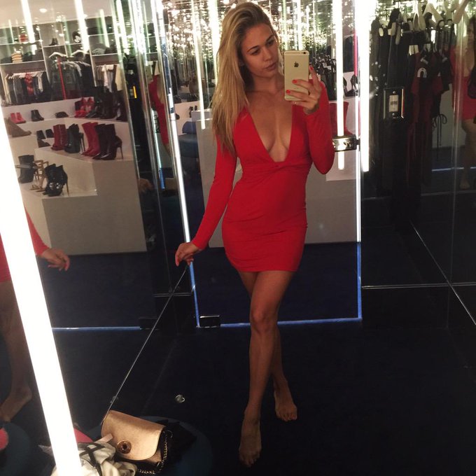 I like guns 🔫, Italian wine🍷, fat juicy steaks 🐄 &amp; sexy red dresses💃🏼 http://t.co/OZKv5D3wA2<a href="/tag/lagodigarda"class="tags"><span>#lagodigarda</span></a><a href="/tag/sirmione"class="tags"><span>#sirmione</span></a><a href="/tag/castelloscaligero"class="tags"><span>#castelloscaligero</span></a>