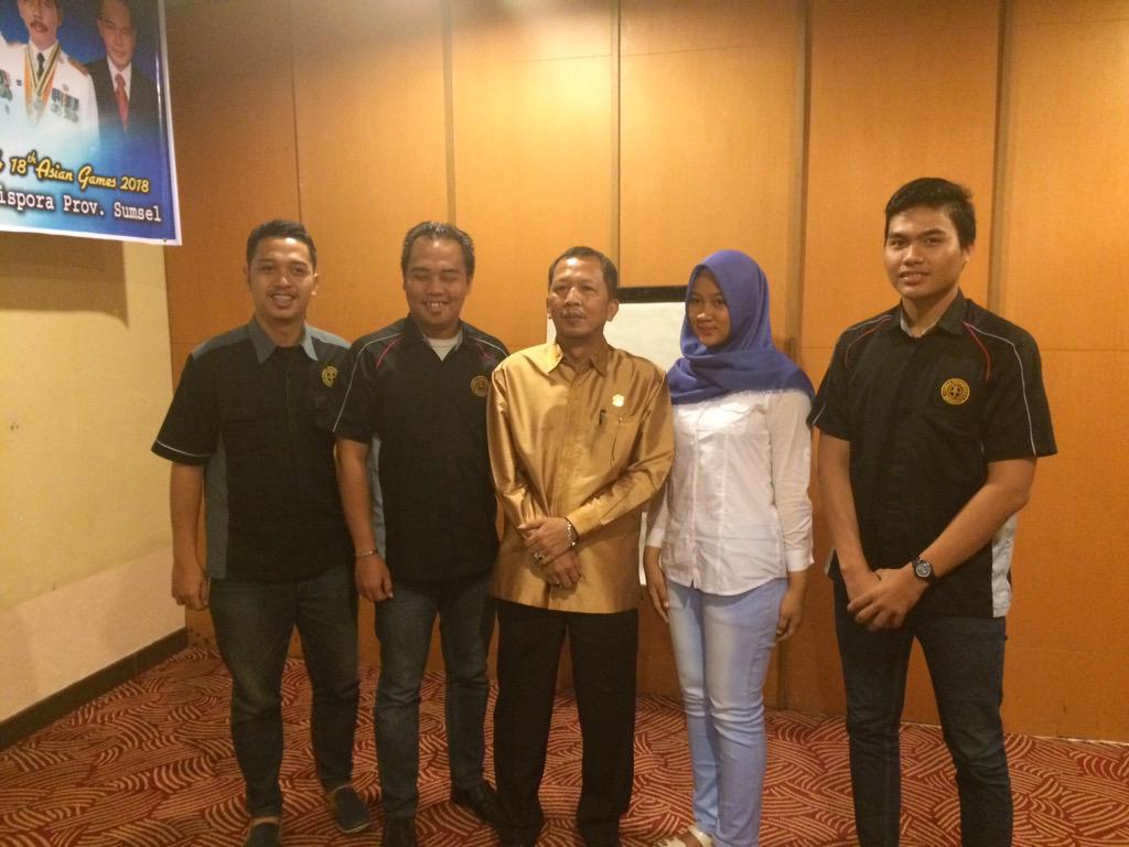 Nih ada kakak <a href="/Eduwarpalest/">E P</a> <a href="/AldReco/">aLrEpU</a> @DwijaniDJ Ginting yg ikut pelatihan saat berfoto dengan bapak Komisi 5 DPRD