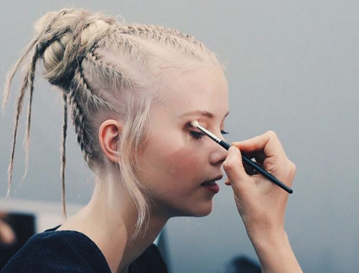 eDivvOfficial's tweet image. Let's Discuss the Hair at Valentino's Spring Show vytm.in/KOOYeQ #makeup