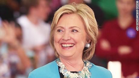 ragaminfonews's tweet image. CNN : Hillary Clinton taunts Donald Trump outside his Las Vegas hotel, on the eve of #DemD… )