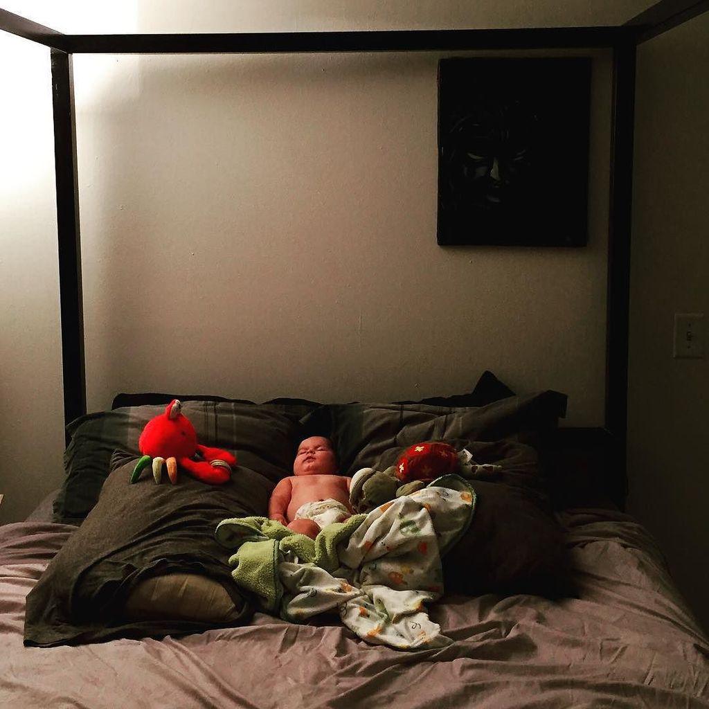 BombshellBabyAp's tweet image. 5 months old and sleeping like a queen... Yeah, she has it rough... Real rough... #bombbab… ift.tt/1LhKWTo