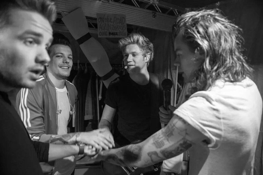 SeleGalindez_'s tweet photo. Les prometi acompañarlos en todo a los 5
Y aca me van a tener
Promesa Directiner #ZaynWeAreReadyForYourMusic http://t.co/BJCYtWnQ3h