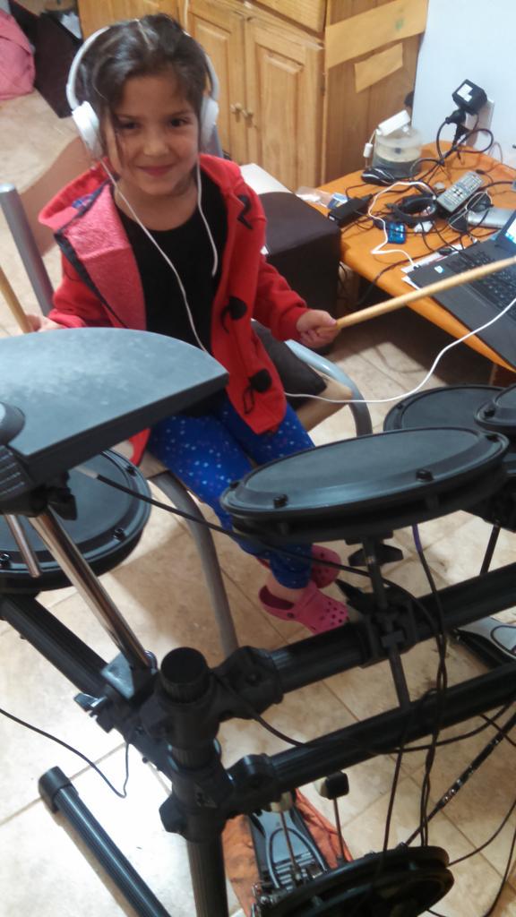 ibarrolalitto's tweet photo. La baterista rockera mas hermosa. http://t.co/9c5sVkbcqe