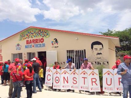 antvvenezuela's tweet photo. "Con las Bases de Misiones Socialistas hay que consolidar la Revolución Social" http://t.co/wxrlt9GshD http://t.co/hwPahyIZcU